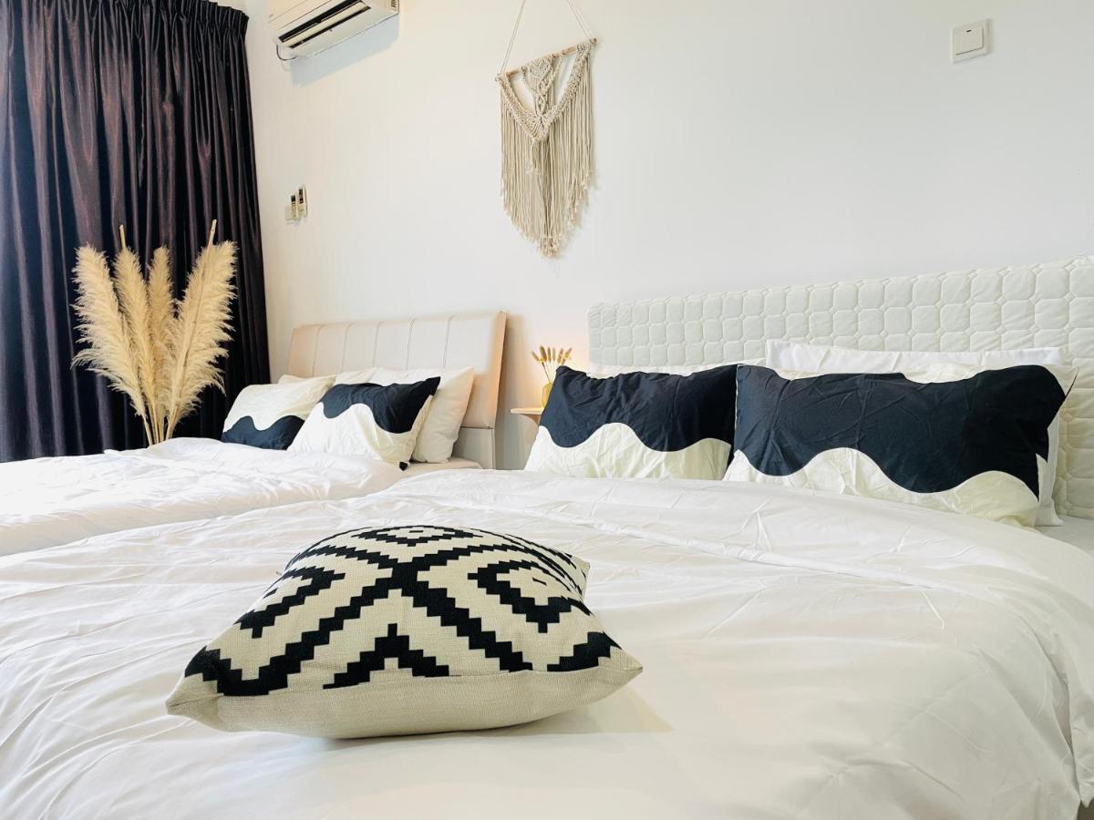 Apartment Palazio Mount Austin With Balcony 4 1pax With Tv Box 5mins Aeon 3a06 Johor Bahru