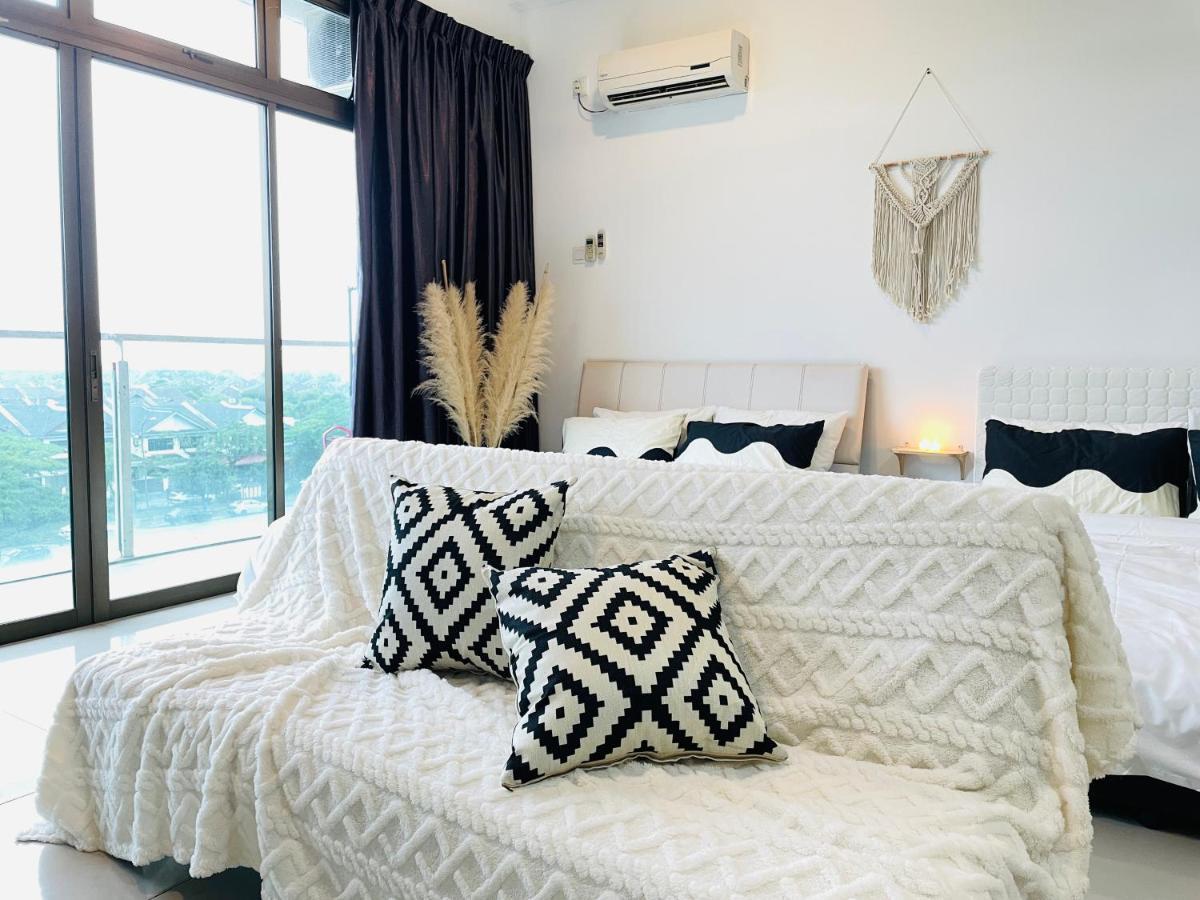 Palazio Mount Austin With Balcony 4 1pax With Tv Box 5mins Aeon 3a06 *